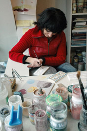 Décoratrice au travail